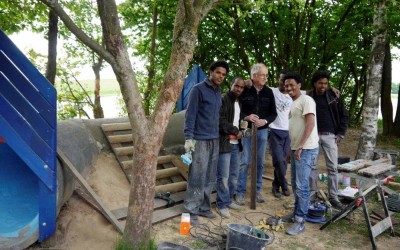 Viele Helfer im Schulhof-Einsatz